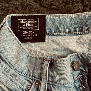 Pre owned jeans pant but it is in good condition
